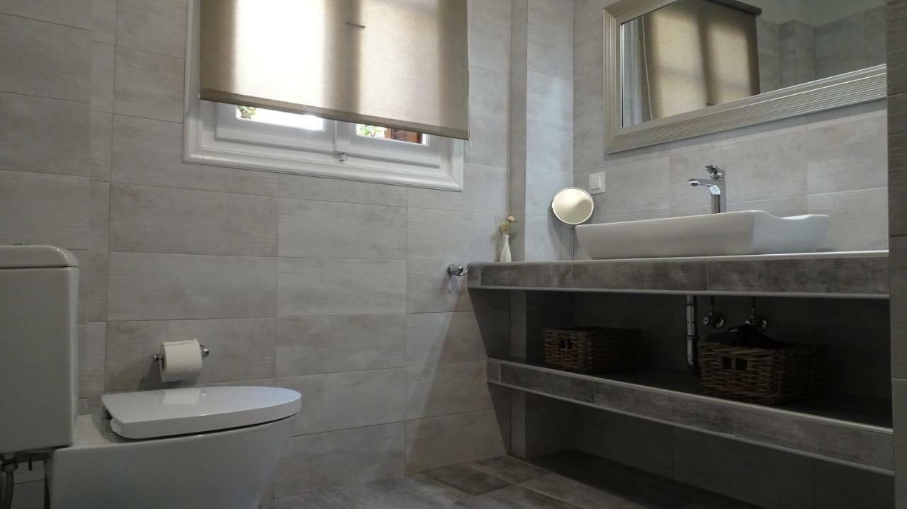 Elegant And Comfortable Apartment In The City Center Ermoupoli Esterno foto